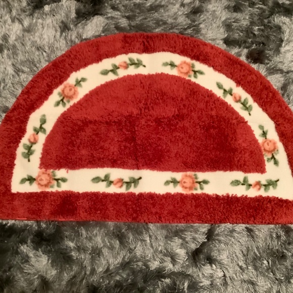 New in bags, 2 red half circle bath/kitchen plush rugs with rubber backs - Picture 5 of 6